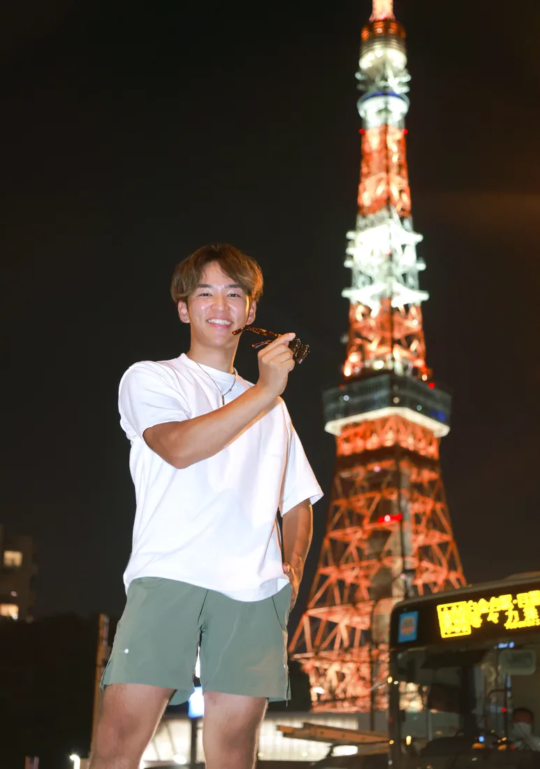 夜景の前に立つ水ラーメン
