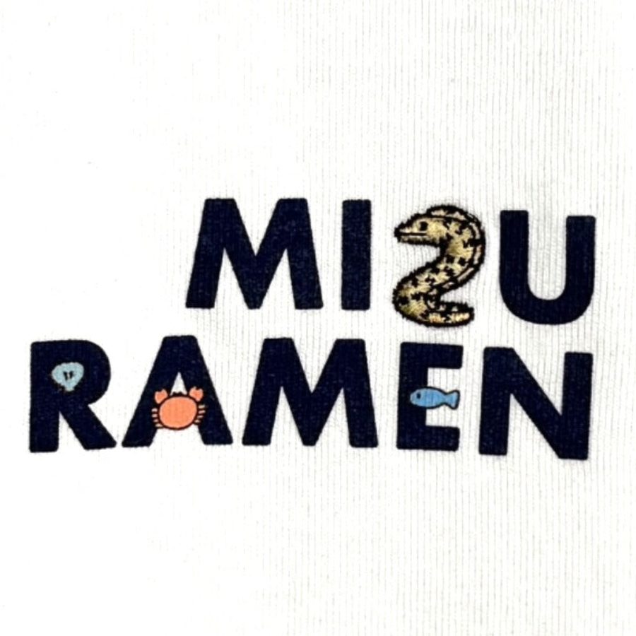 白Tシャツの刺繍アップ。MIZUのZがウツボの刺繍になり、他の文字にも小さな魚やカニが入っている